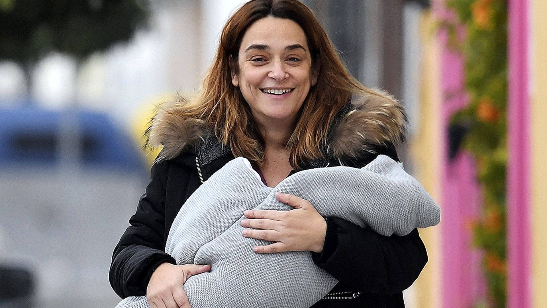 Toñi Moreno y la pequeña Lola reciben 'emocionadas' la visita de alguien muy especial
