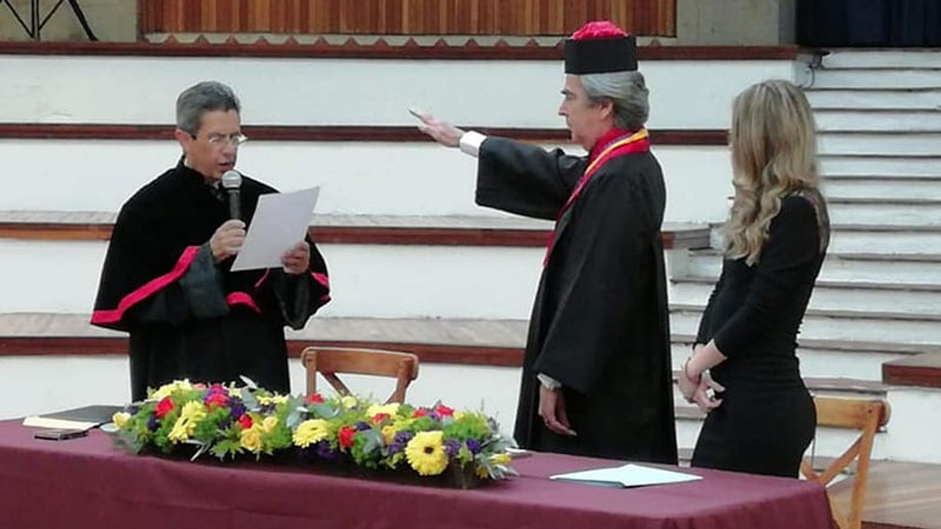 Lorenzo Lazo, rodeado del cariño de su hija y de la de Edith González, recibe un Doctorado Honoris Causa