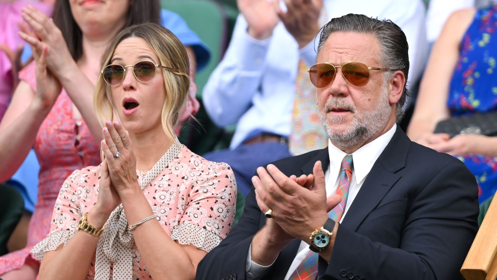 La prometida de Russell Crowe exhibe su imponente anillo de compromiso en Wimbledon