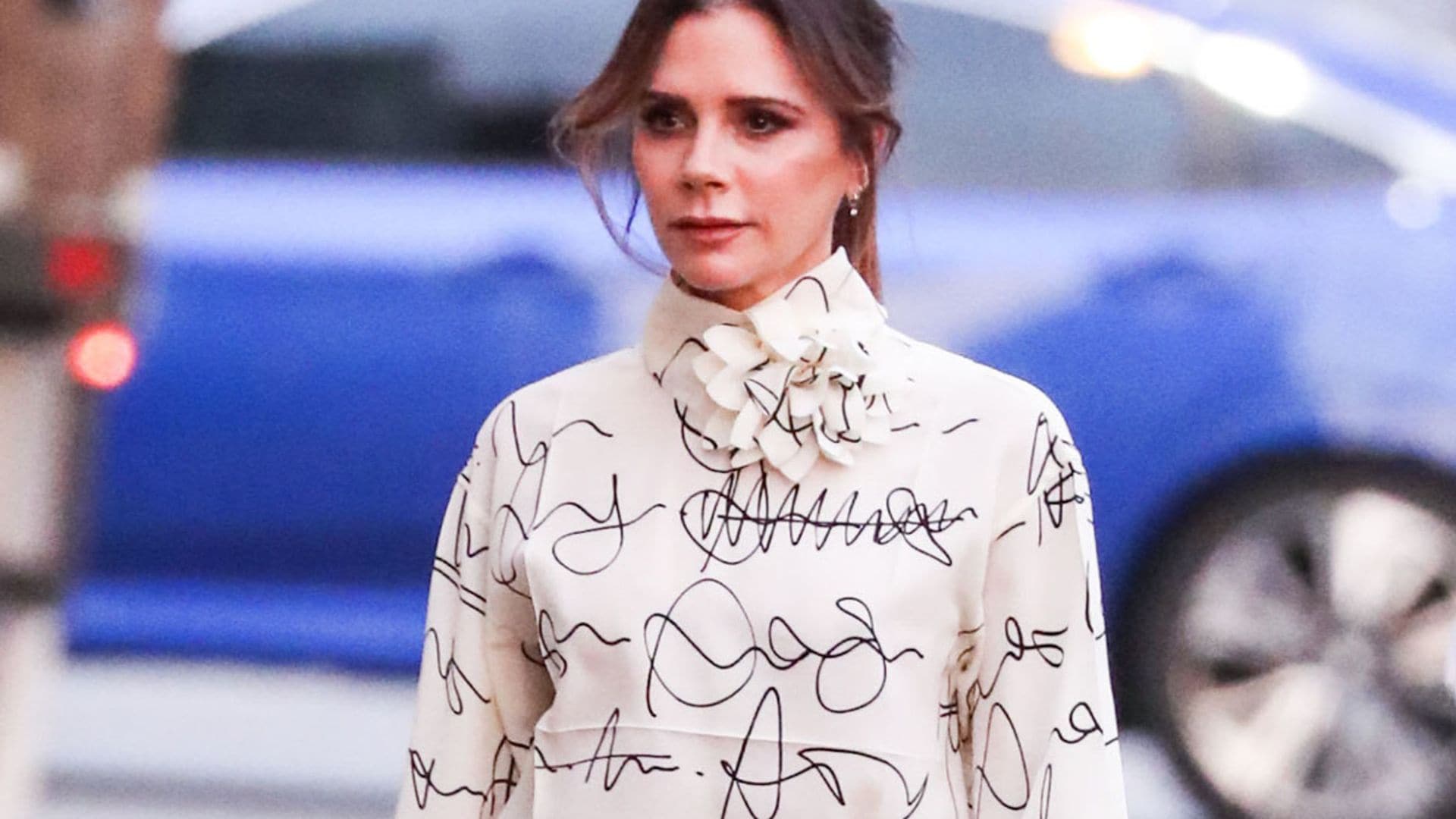 Los vaqueros para bajitas de Victoria Beckham que han hecho a la diseñadora olvidar el traje