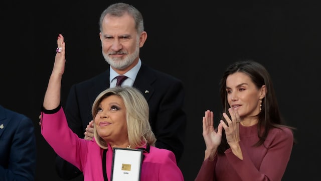 Reyes Felipe y Letizia con Terelu Campos en la entrega de las Medallas de Oro a las Bellas Artes