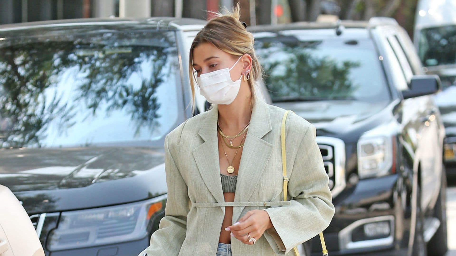 'Shorts' y botines: Hailey Baldwin transforma el look imposible en el más elegante