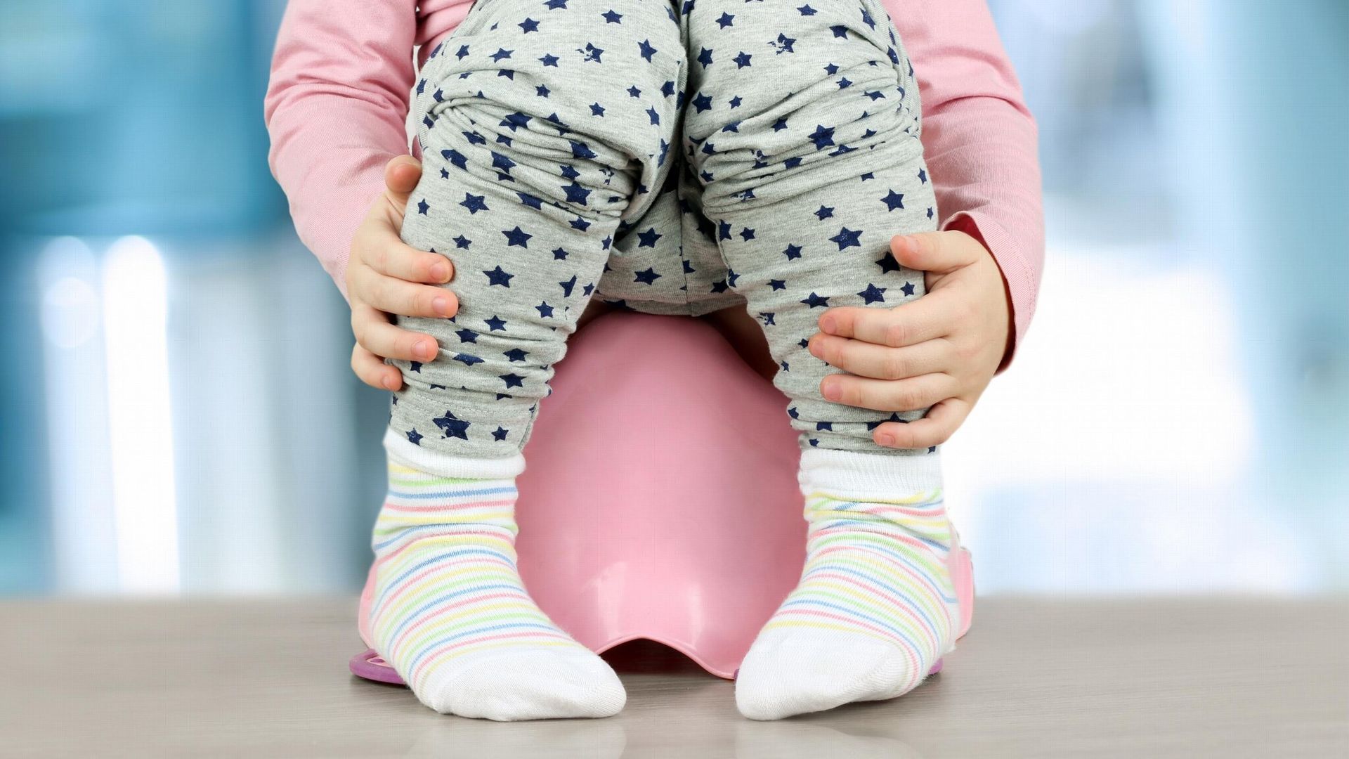 ¿Por qué mi hijo tiene miedo a ir al baño y cómo puedo ayudarle?