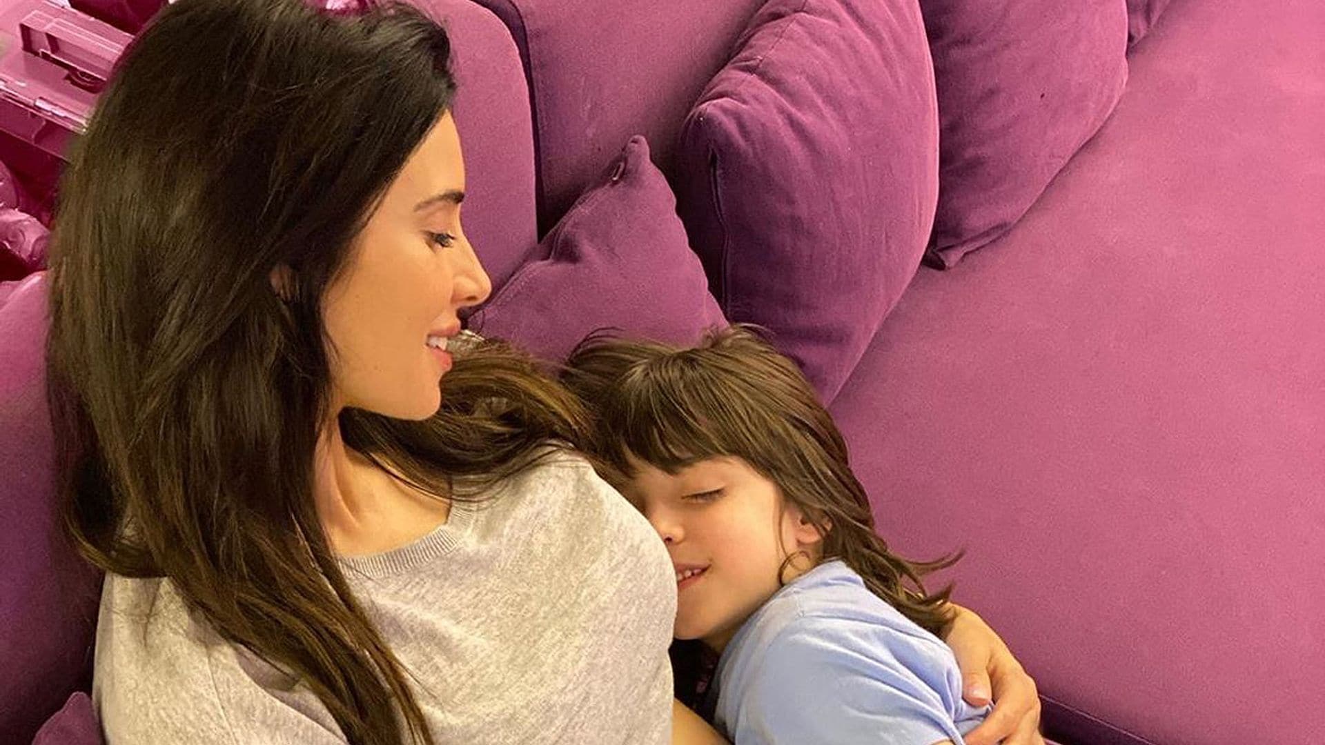 ¡Hora de los mimos! Pilar Rubio presume de 'tripita' entre abrazos de su hijo mayor, Sergio Jr