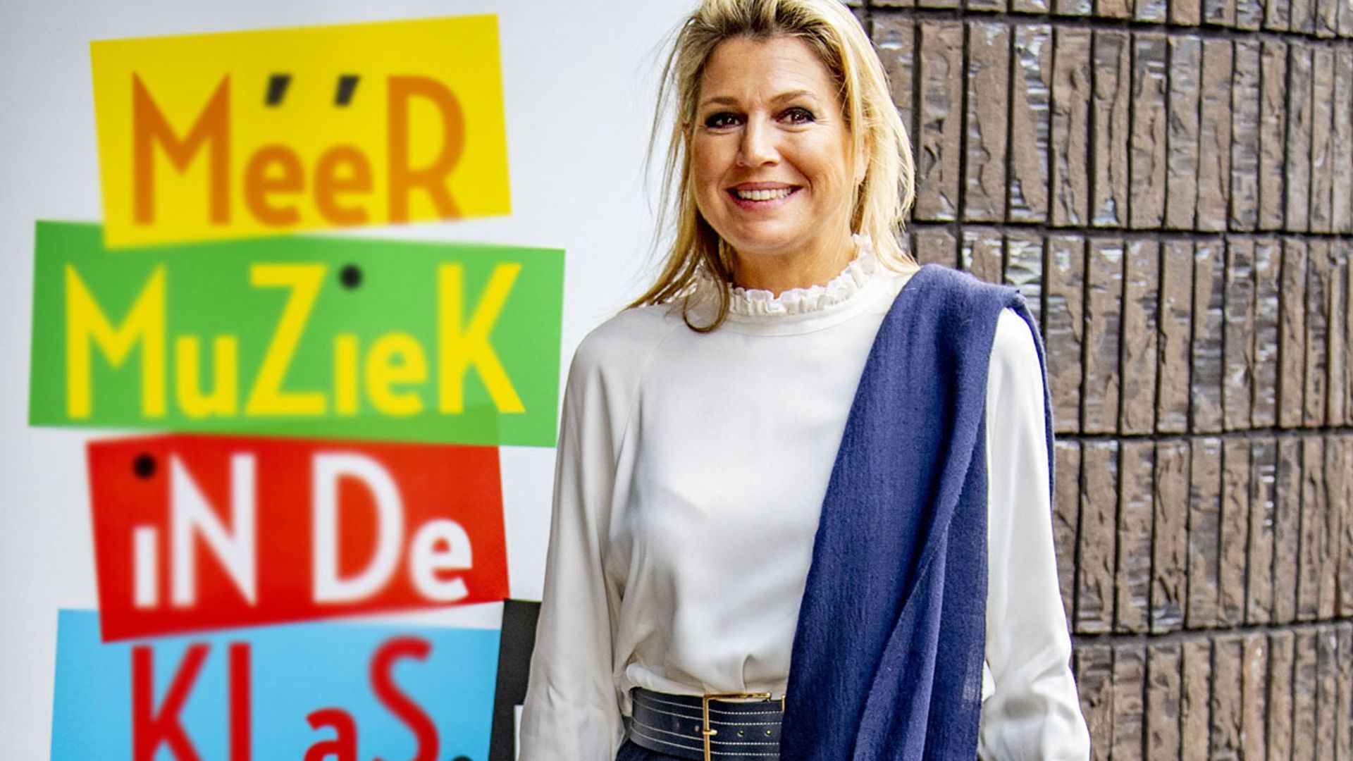 Máxima recupera su blusa española más romántica con un original pañuelo vaquero