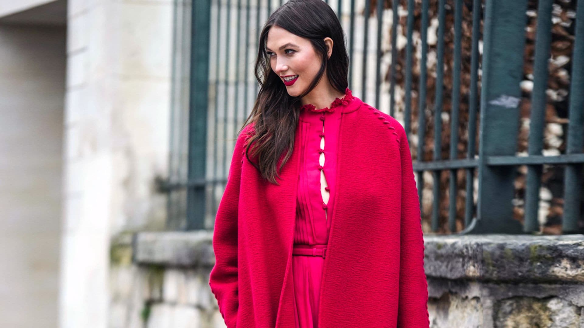 El vestido que soluciona tu look de San Valentín y reciclarás en tu próxima boda es rojo (y precioso) ?