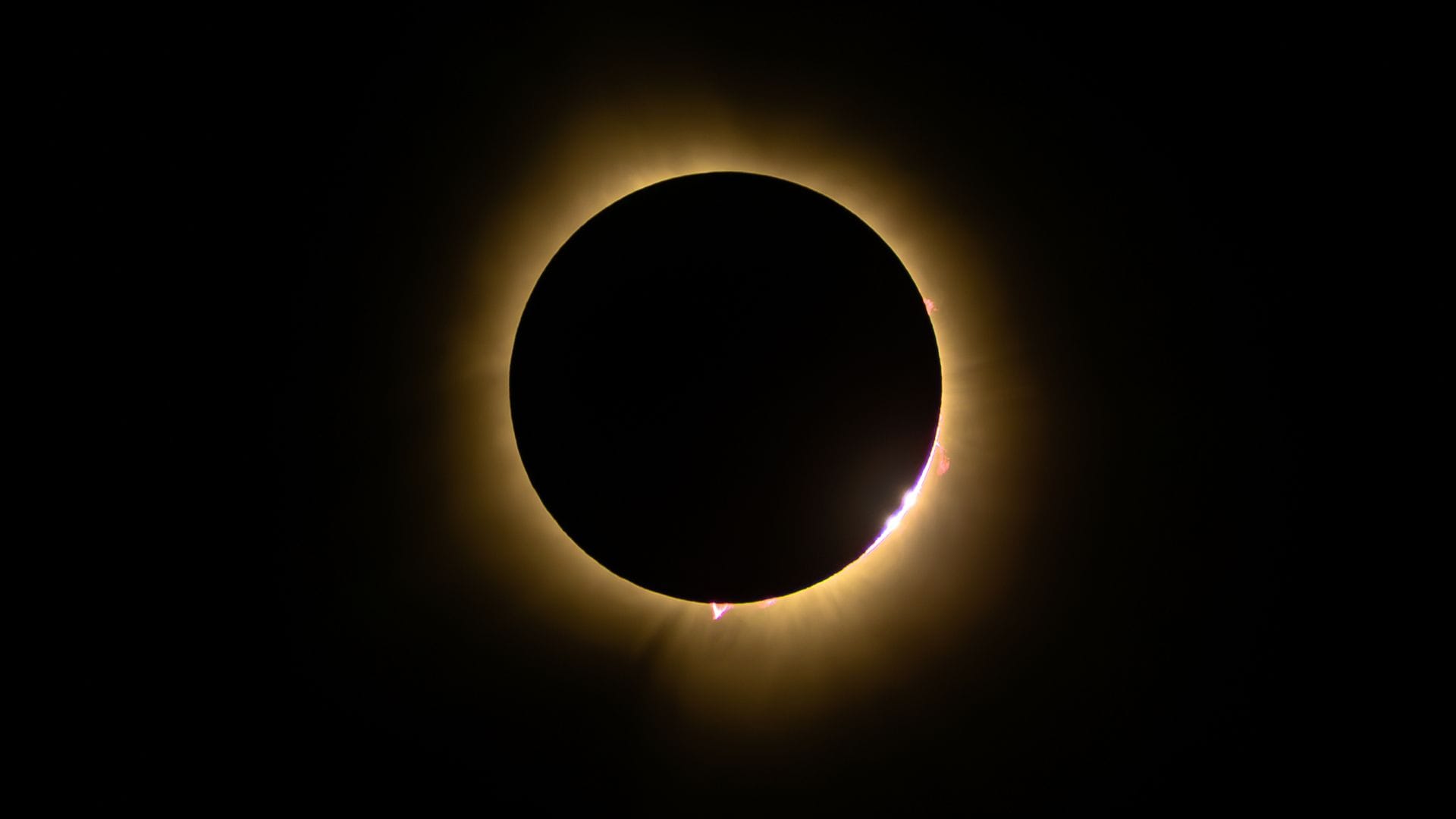 Las perlas de Baily, también conocidas como el collar de perlas, aparecen solo durante unos segundos justo antes y después de la totalidad del eclipse solar