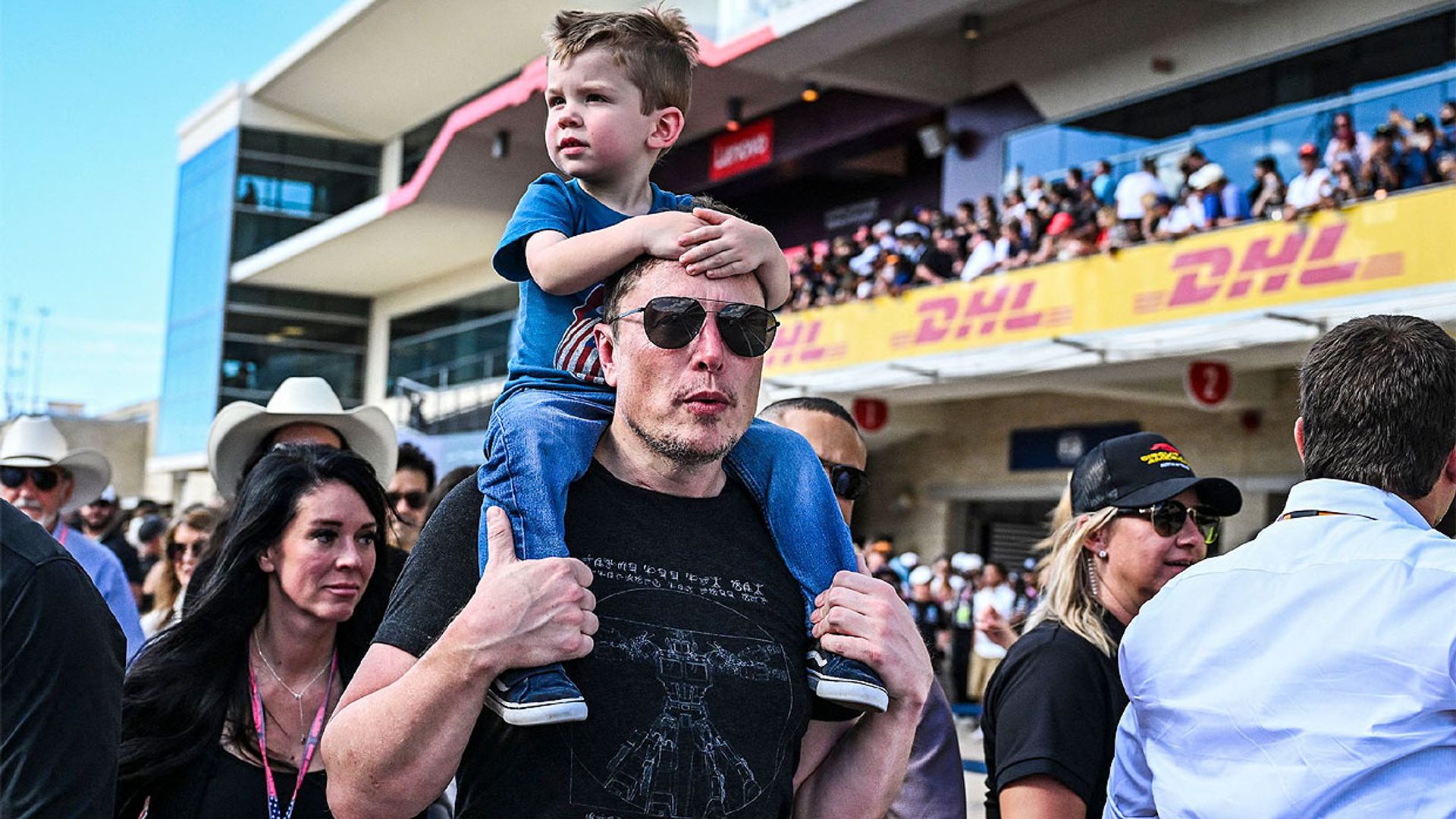 Elon Musk acapara todas las miradas llegando con su hijo, de 3 años, y su controvertido cochazo a la Fórmula 1