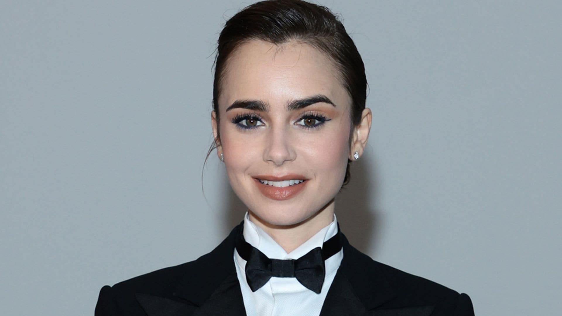 Lily Collins estrena proyecto con dos looks que nunca llevaría 'Emily in Paris'