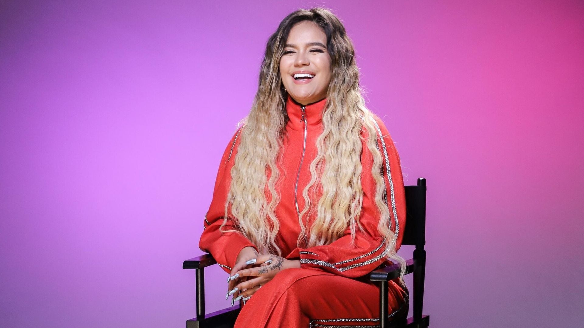 Karol G se convierte en una sensual azafata en el ‘avión del perreo’