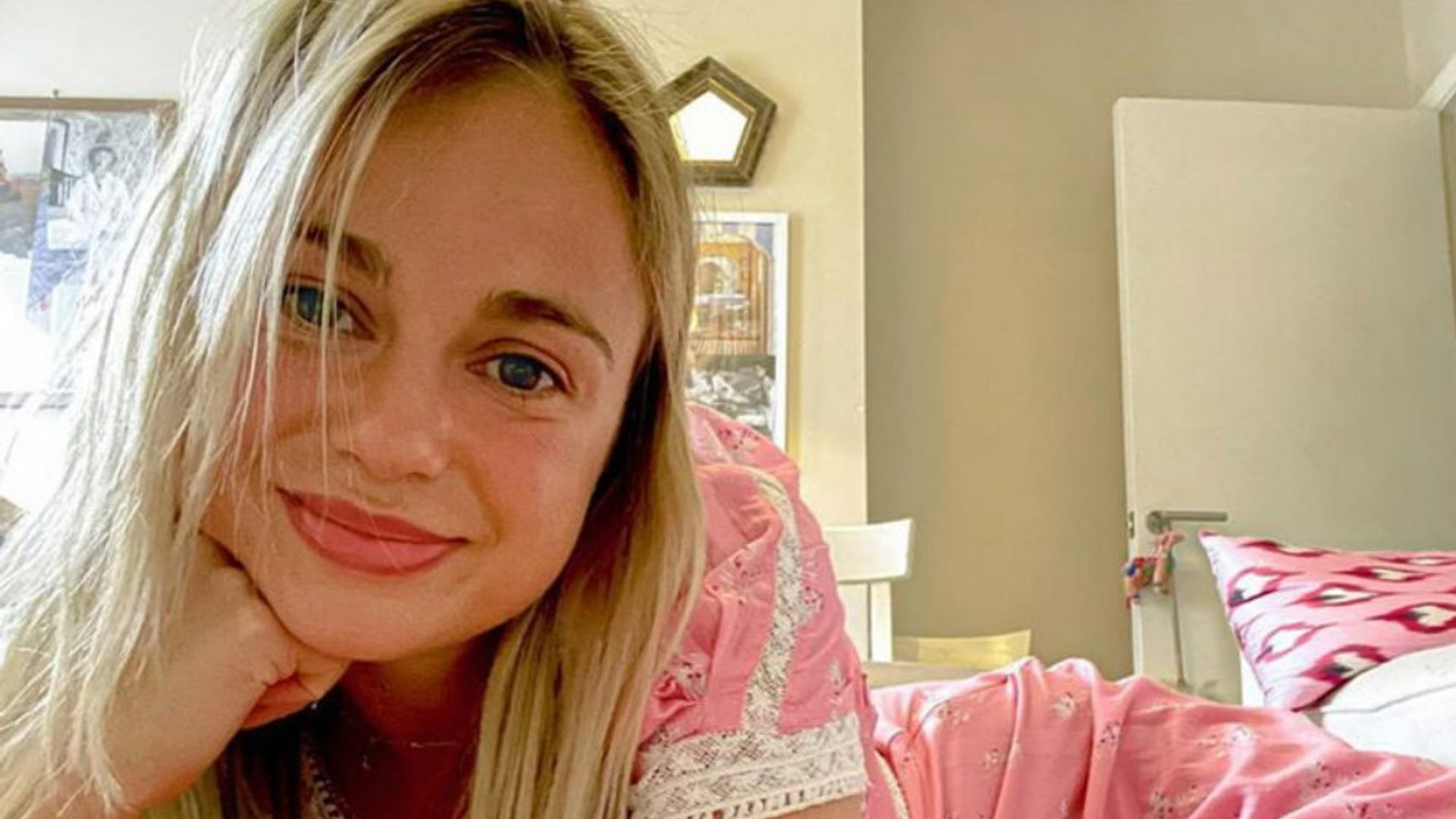 El 'shooting' casero de Amelia Windsor inspirará tu próximo look de invitada... ¡o de playa!