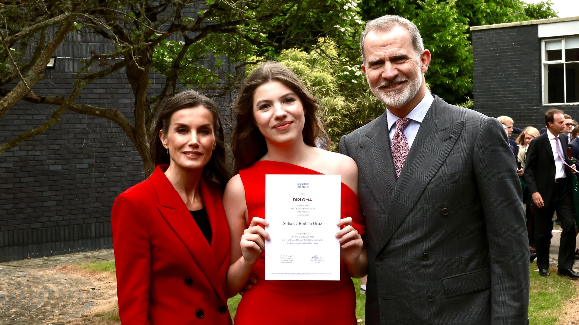 Un experto en moda analiza el look de Letizia en la graduación: 'Intenta mandar un mensaje'