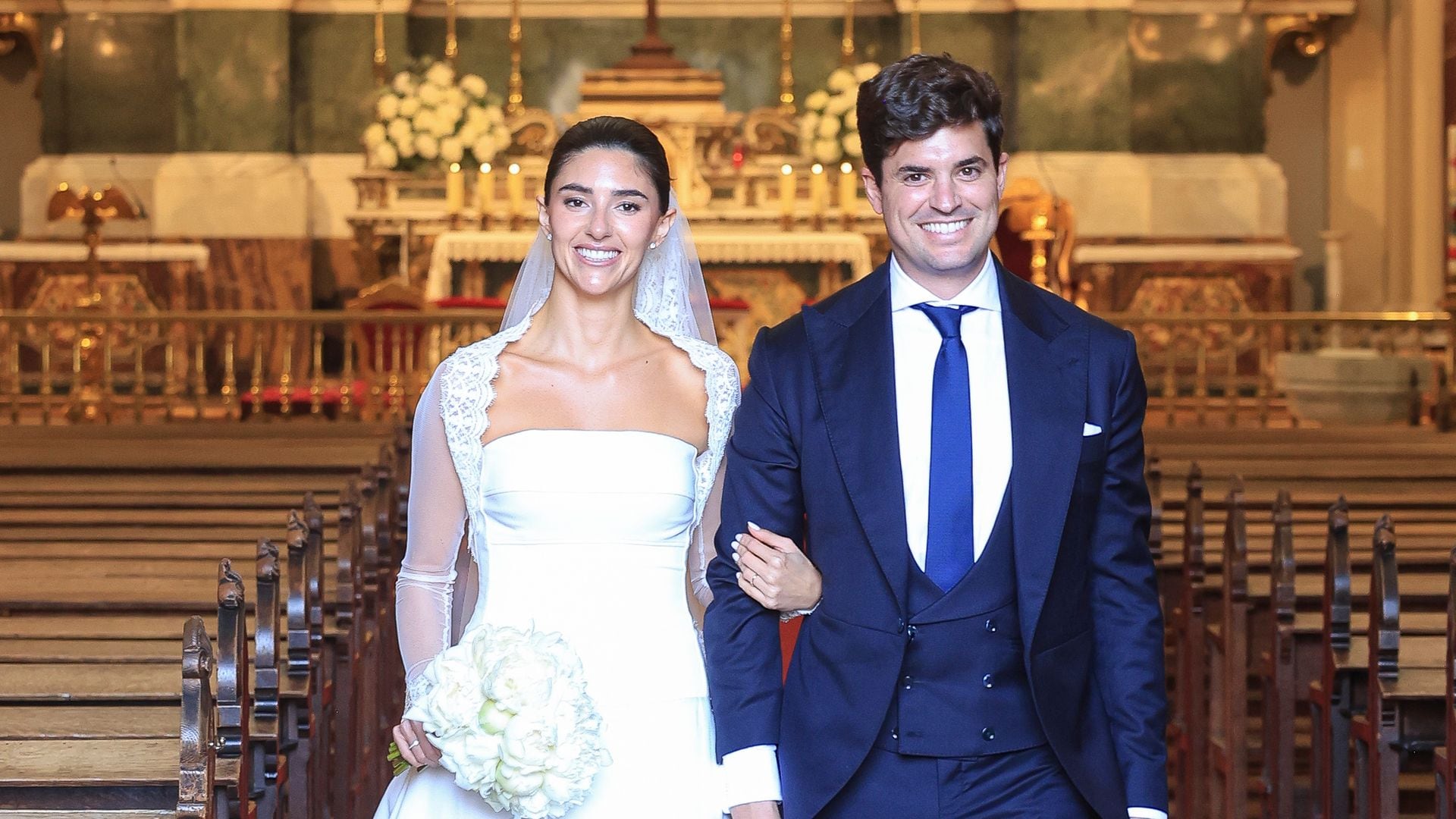 Carla Vico deslumbra en su boda en Madrid con un vestido palabra de honor, velo y ramo de peonías