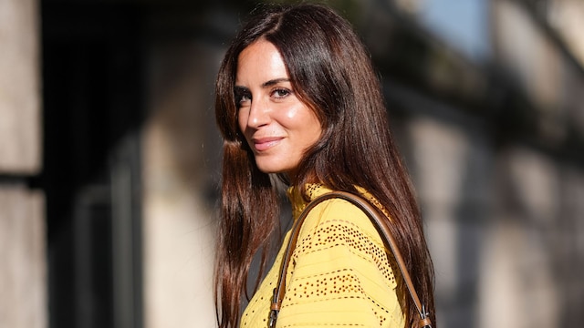 Gala González con vestido amarillo y bolso cámel en París