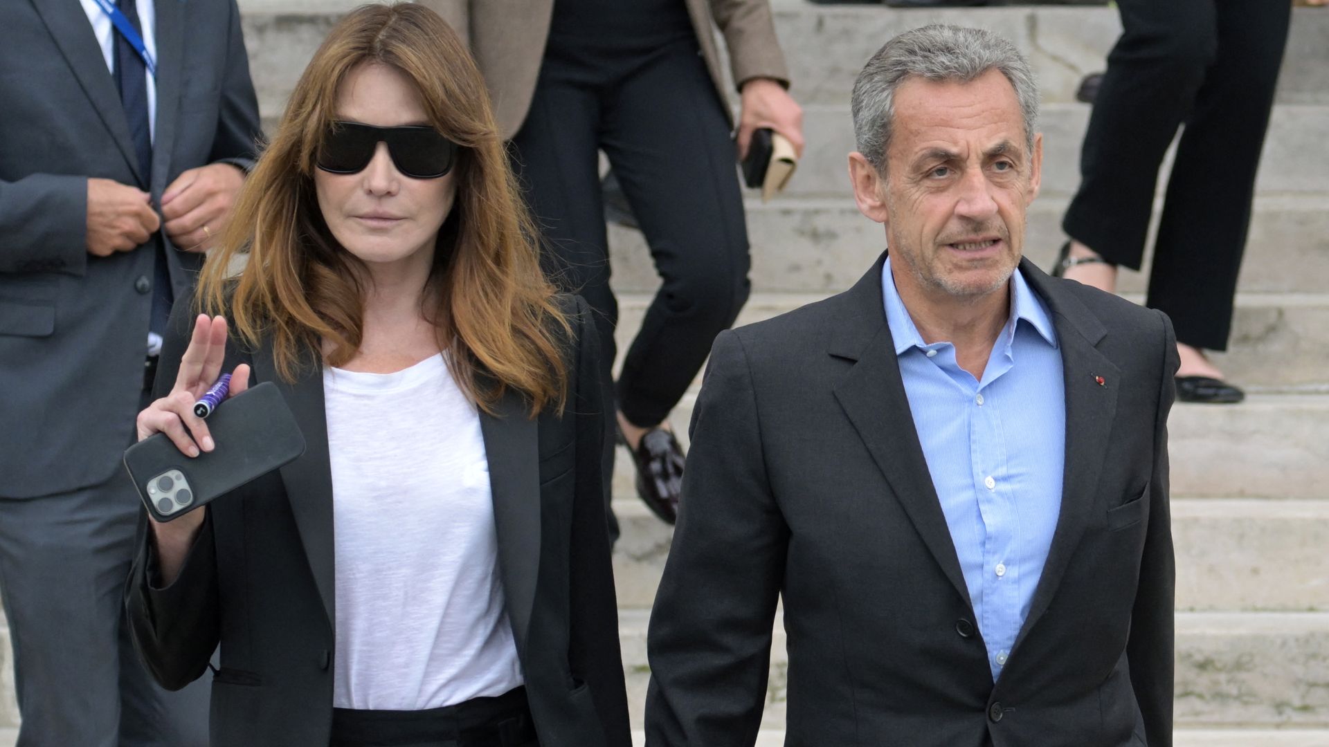 La familia de Sarkozy cierra filas antes de su entrada en prisión: un hotel de lujo, una canción de amor y hasta una manifestación