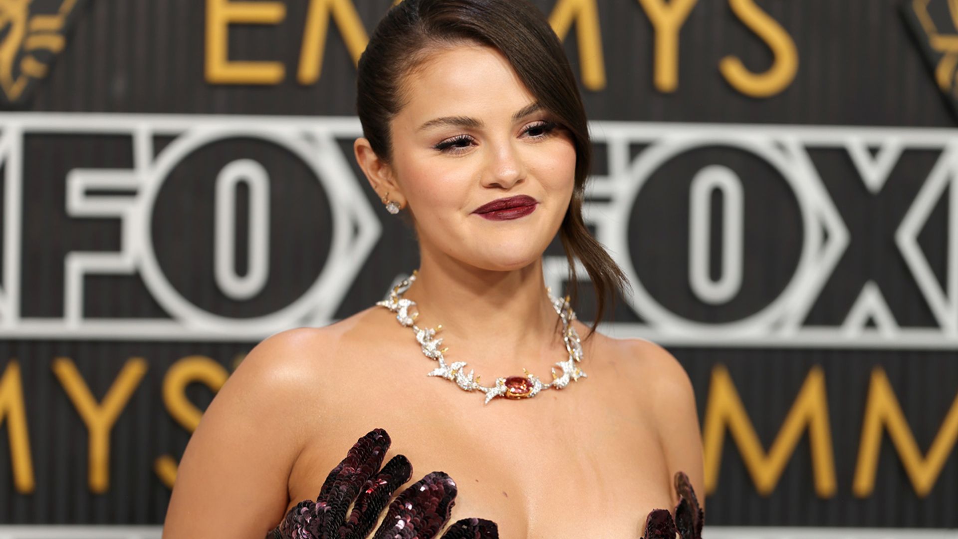 Selena Gomez estrena un vestido de lentejuelas burdeos con más de 930 horas de trabajo
