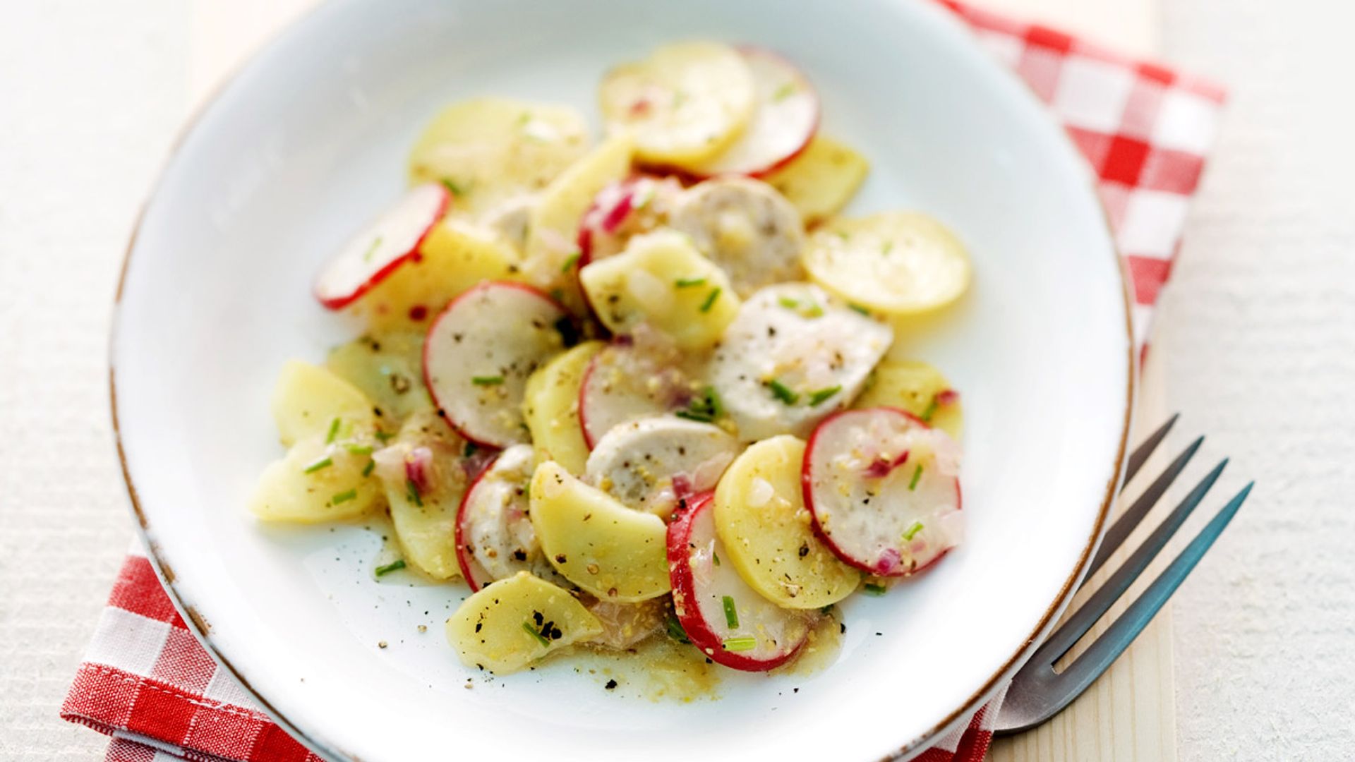 Ensalada de patata, 'mozzarella' y rabanitos