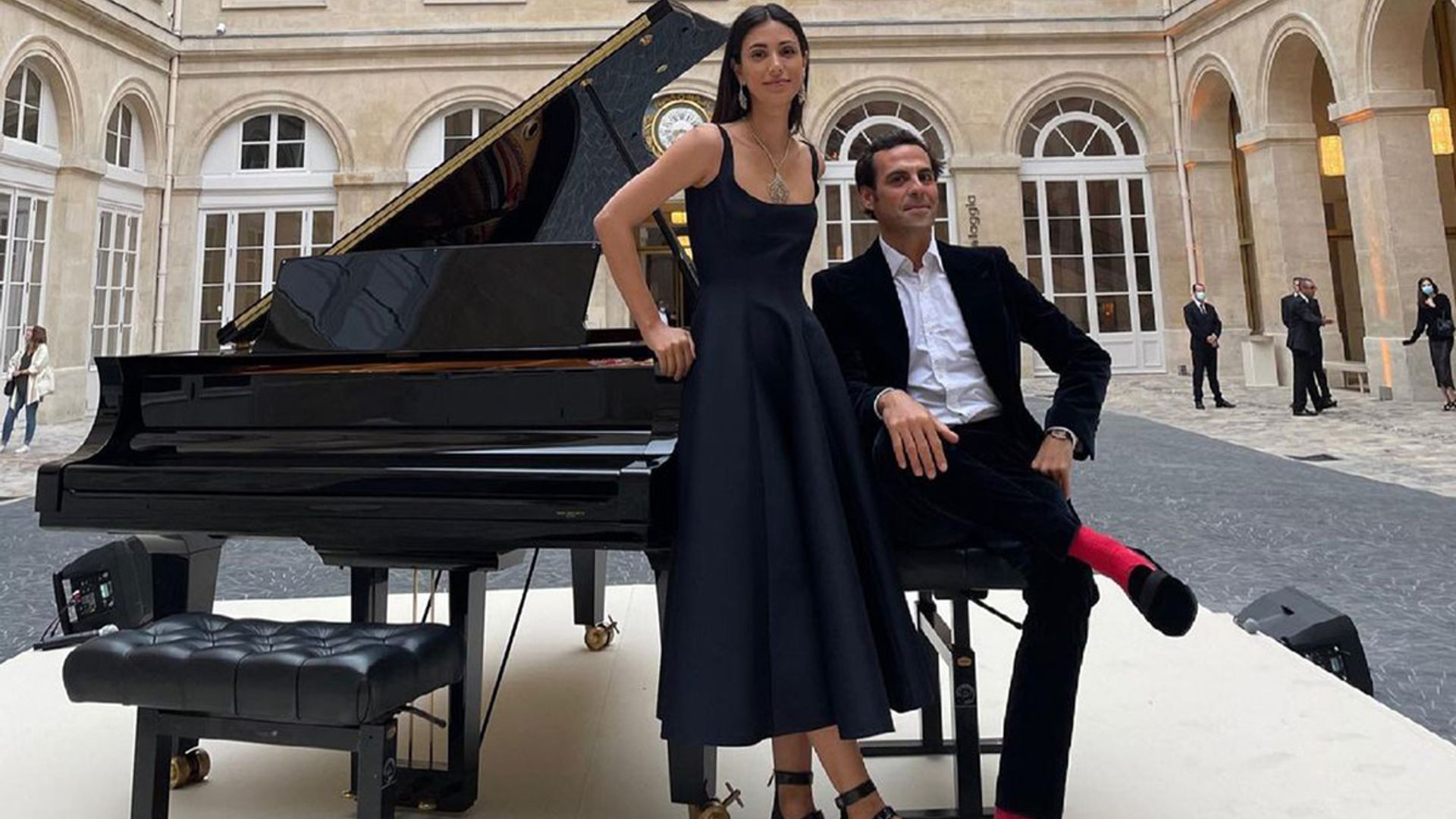 El look imbatible de Alessandra de Osma: vestido 'midi' y tacón sensato
