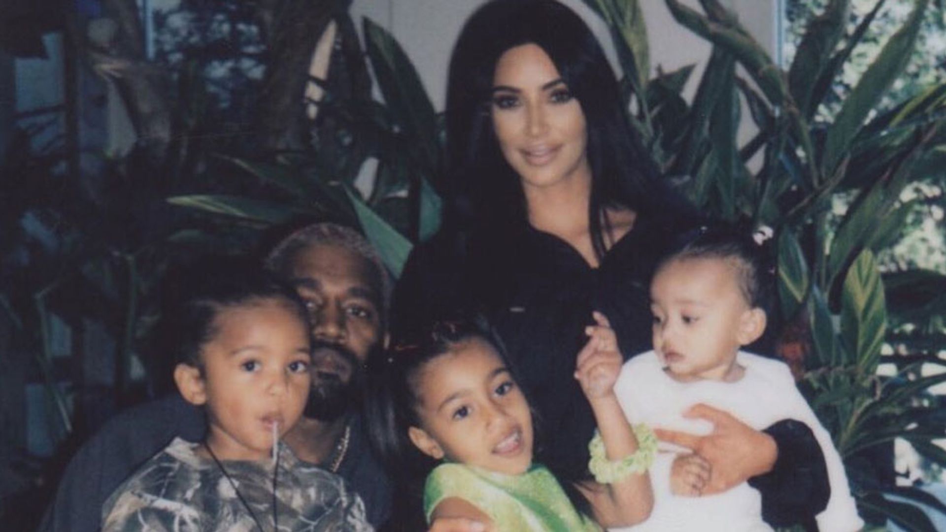 Kim Kardashian revela cuál de sus hijos filtró noticias sobre su bebé número 4