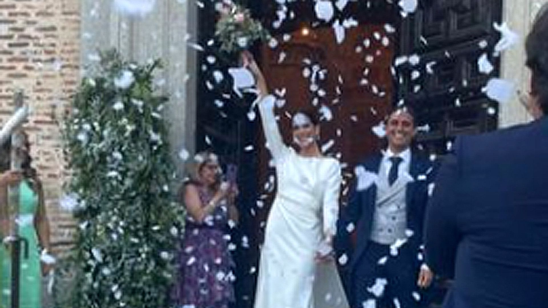 Los dos vestidos, el menú, el precioso papel de su hija... los detalles de la boda de Laura Verdasco, prima de Fernando