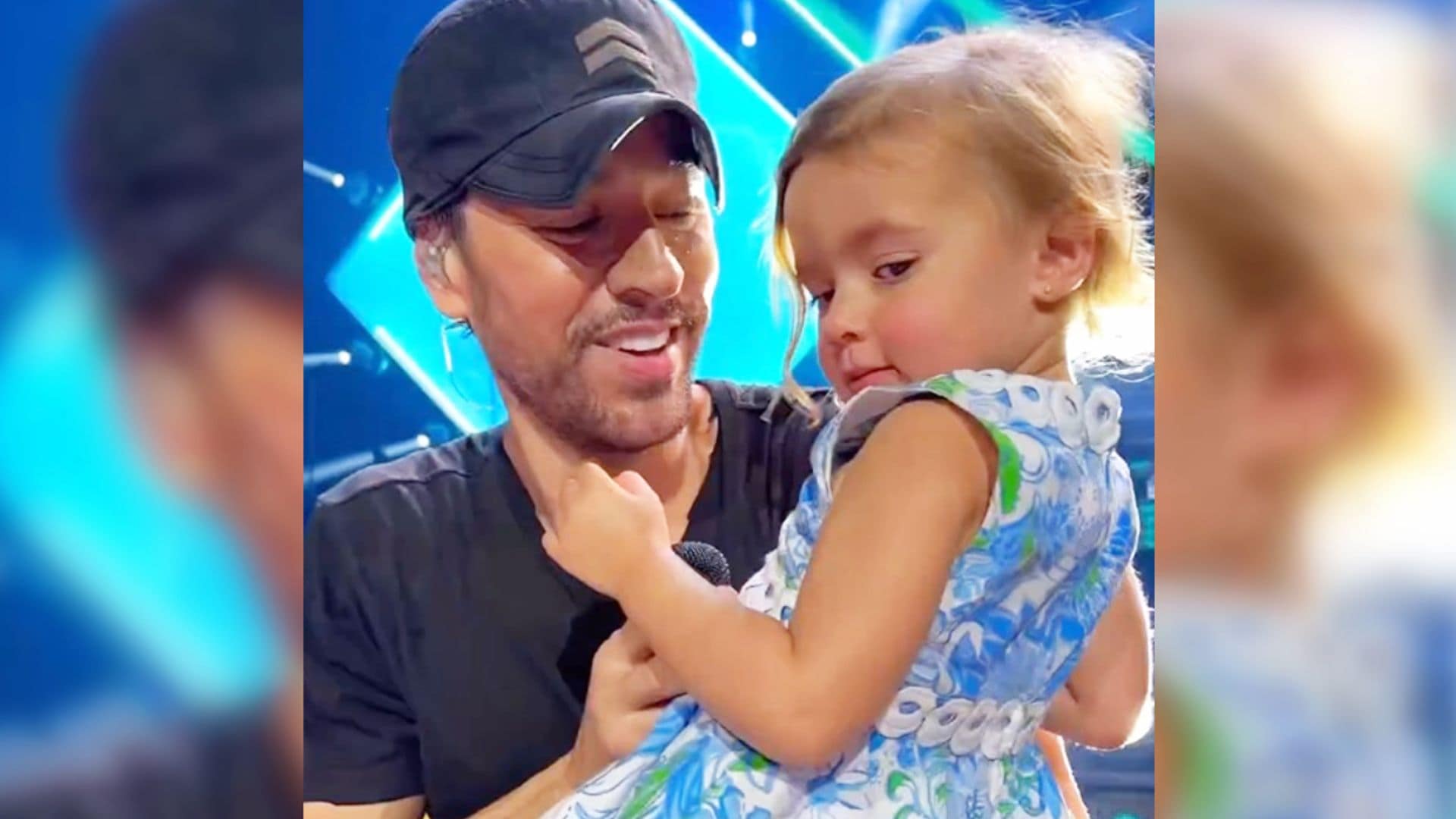 El vídeo viral de Enrique Iglesias bailando con una niña en brazos a ritmo de 'Escape' en su concierto de Miami