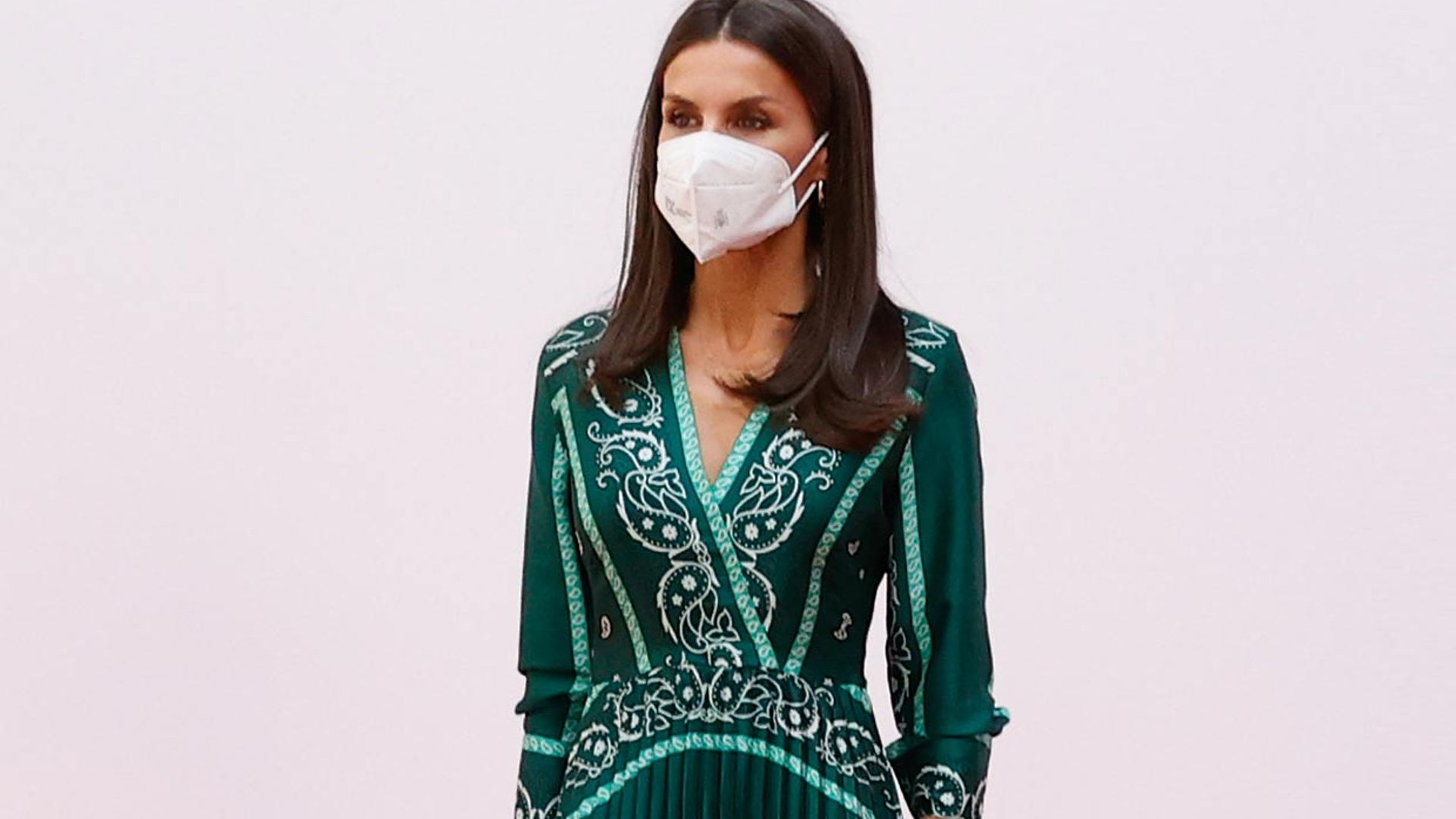 ¡Su preferido! Doña Letizia repite por sexta vez el vestido viral de estampado pañuelo