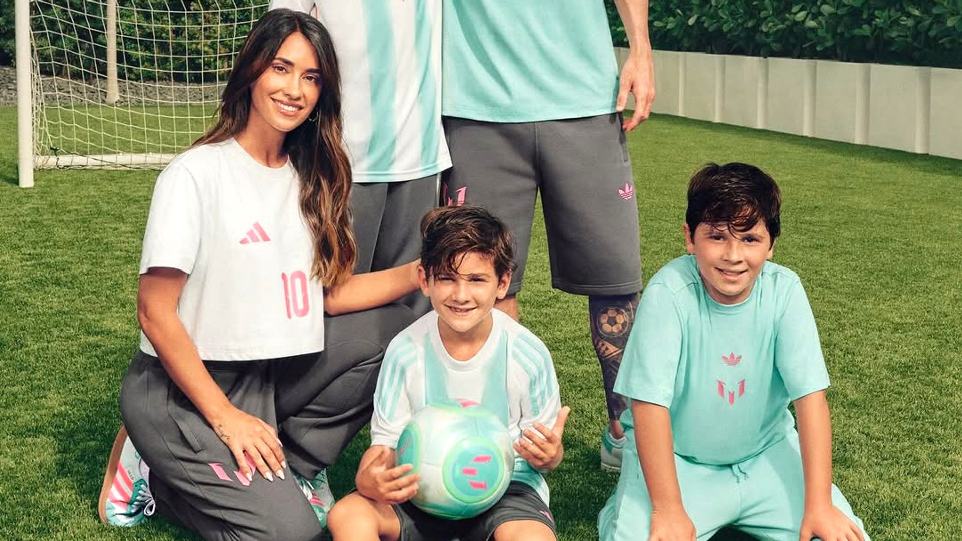 Messi con su mujer y sus tres hijos