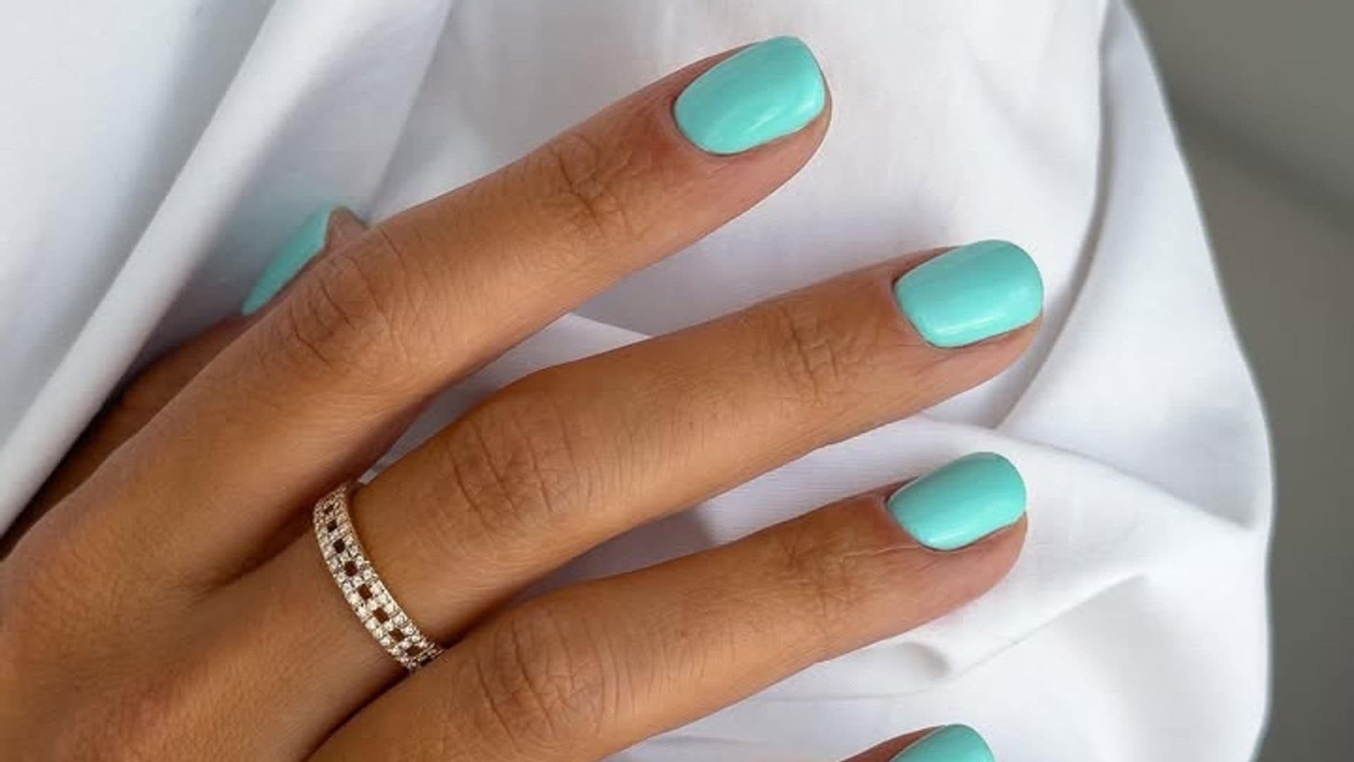 Uñas turquesa: la manicura acuática más fresca del verano que potencia el bronceado