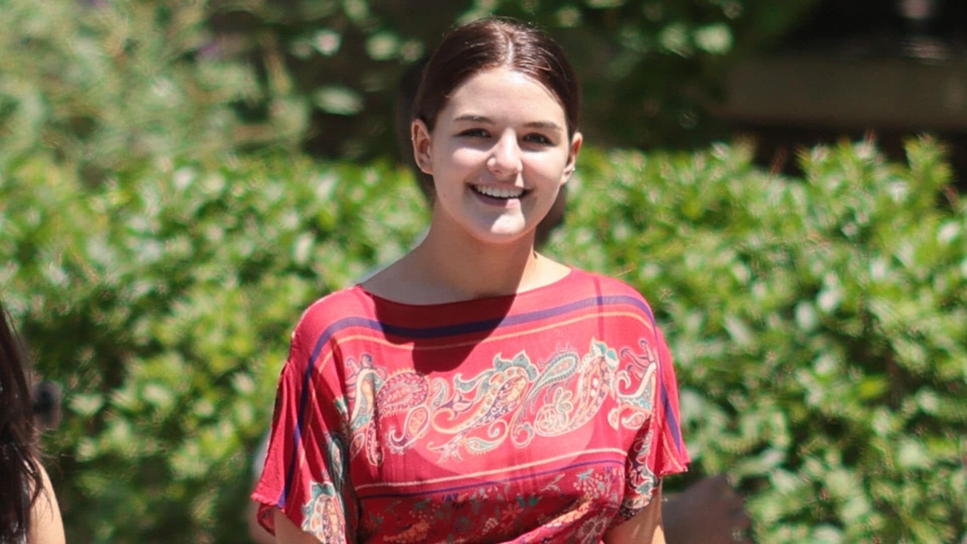 Suri Cruise
***
Suri Cruise fue vista saliendo a por un jugo con un vestido rojo de bajo asimétrico, estampado paisley y mangas cortas, ajustado a la cintura con un cinturón marrón. Completó el conjunto con sandalias negras de plataforma y sonrió a las cámaras durante su paseo.