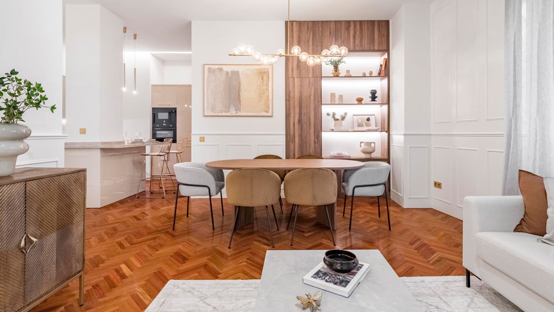 Este piso en una finca palaciega de Madrid rezuma distinción y estilo