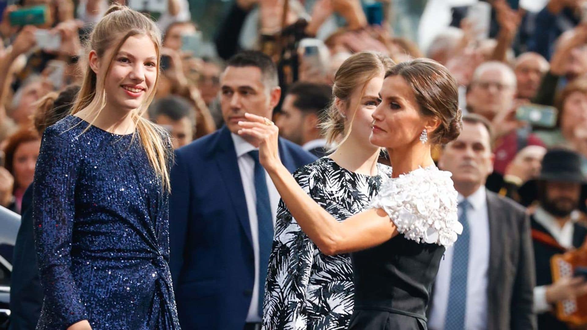 No te pierdas el vídeo de doña Letizia colocando el pelo a sus hijas antes de la ceremonia