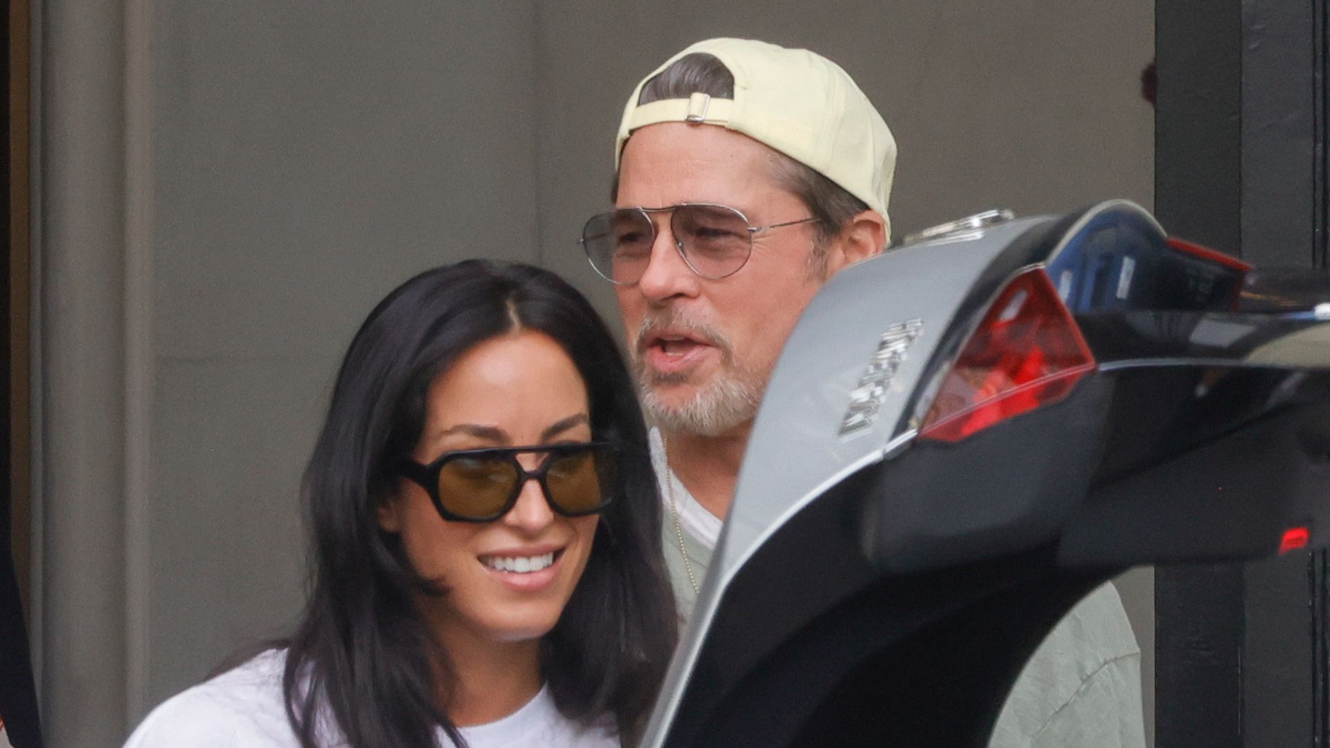 Las imágenes de Brad Pitt e Inés de Ramón abandonando España en avión privado tras una semana entre San Sebastián y Madrid