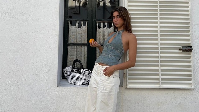 top halter denim con pantalones blancos