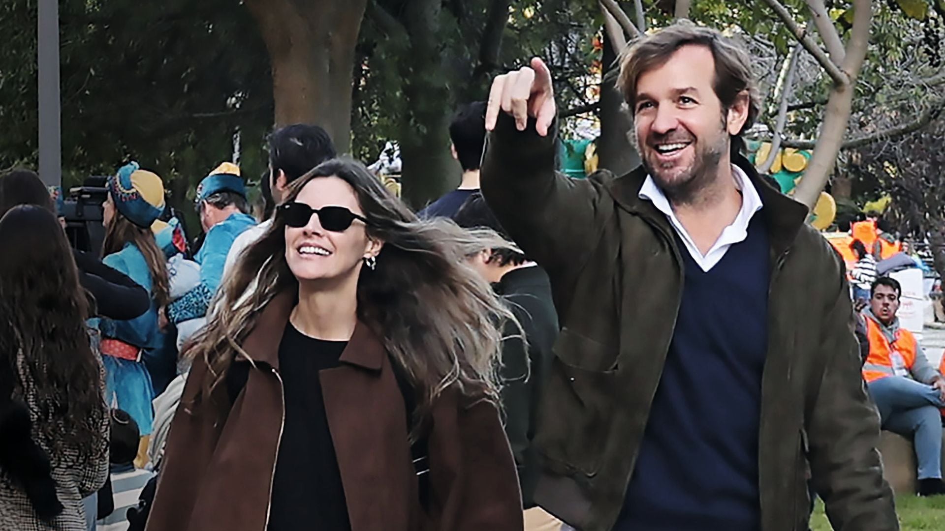 Amaia Salamanca, que cumplirá 40 años el próximo 28 de marzo, junto a Rosauro Varo, disfrutando con alegría e ilusión de la noche más mágica del año en compañía de su numerosa familia