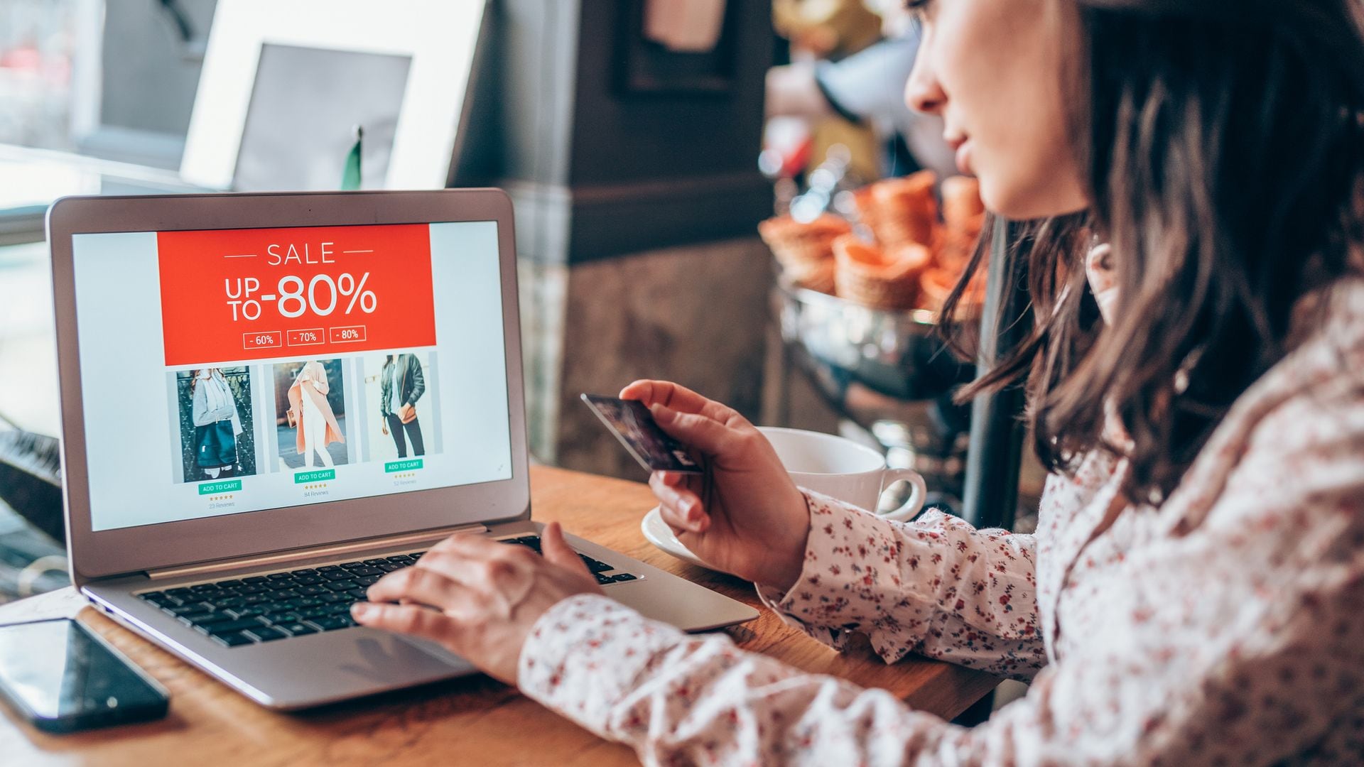 Una mujer comprando ofertas online