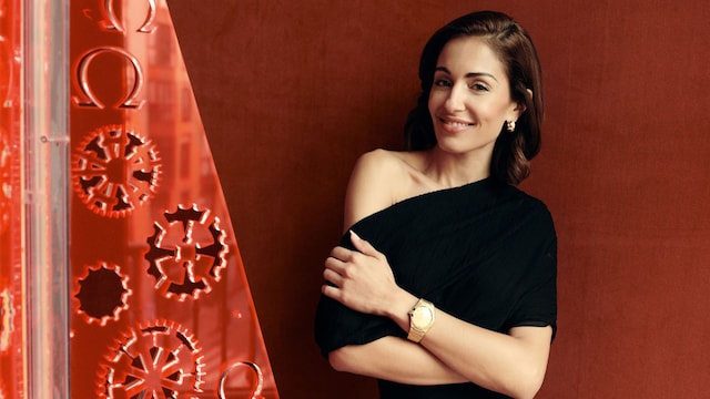 Hiba con vestido de Ze García, reloj de Omega y pendientes de Chaumet