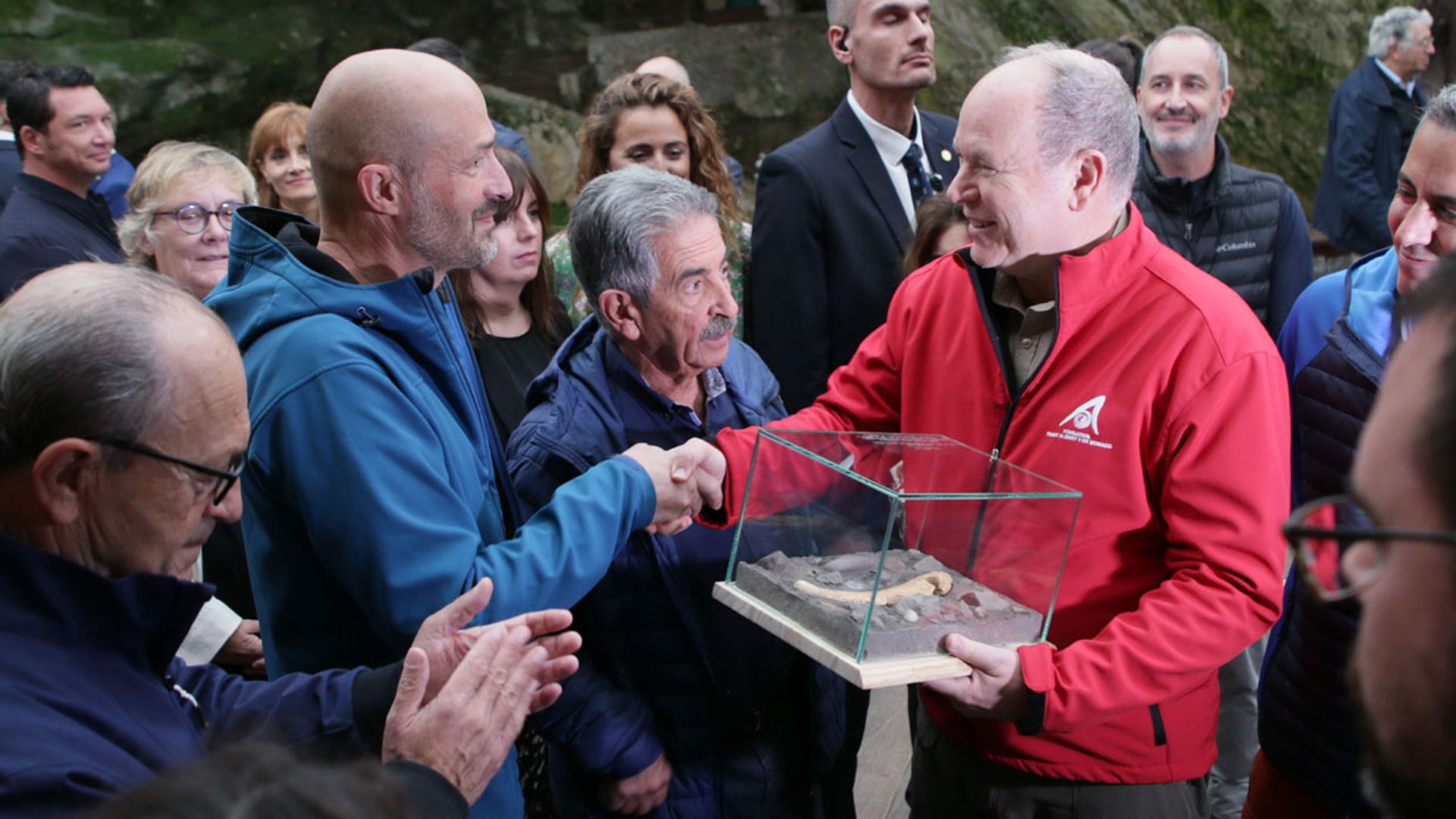 La simpatía de Alberto de Mónaco en su visita arqueológica a Cantabria, ¡con anchoas y guiño al castellano!