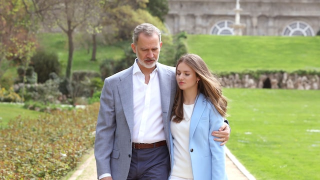 El rey Felipe VI con la princesa Leonor en el 20º aniversario de boda