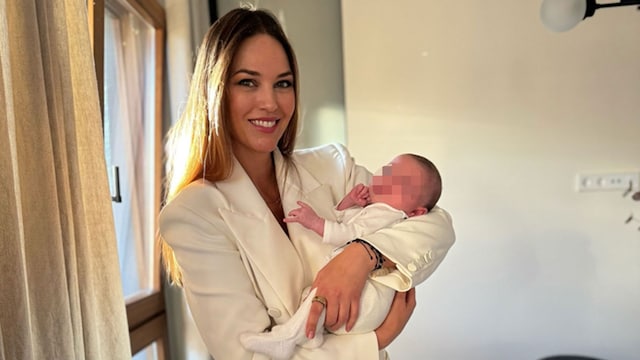 Helen Lindes, con su bebé en brazos
