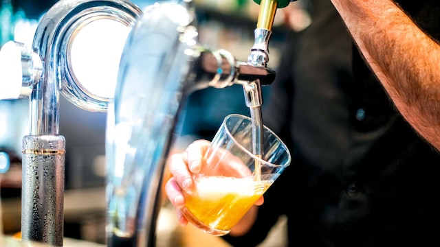 Cerveza tirada de un grifo