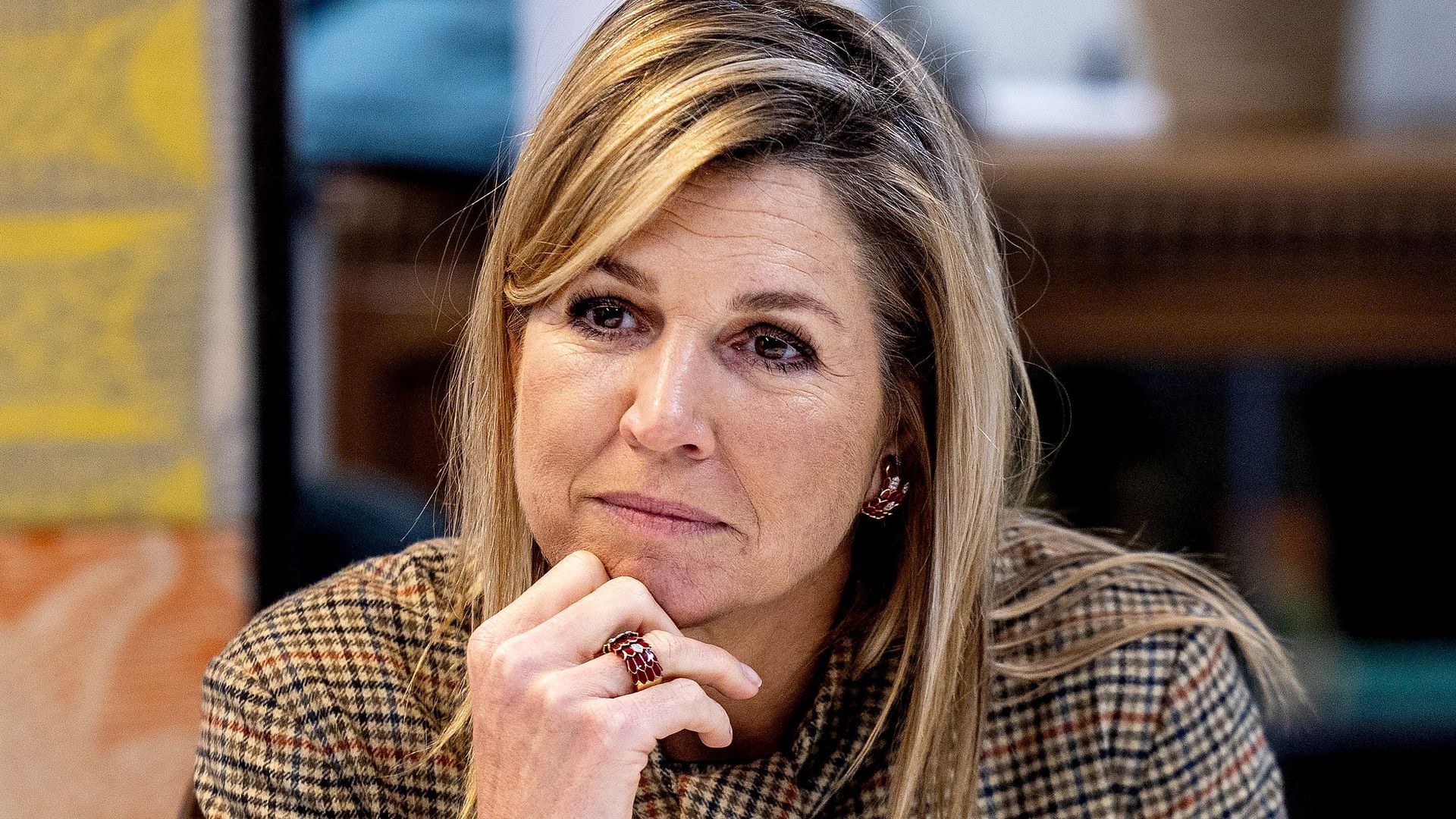 Máxima de Holanda recicla en Ámsterdam su vestido de cuadros más británico tras su viaje a Italia