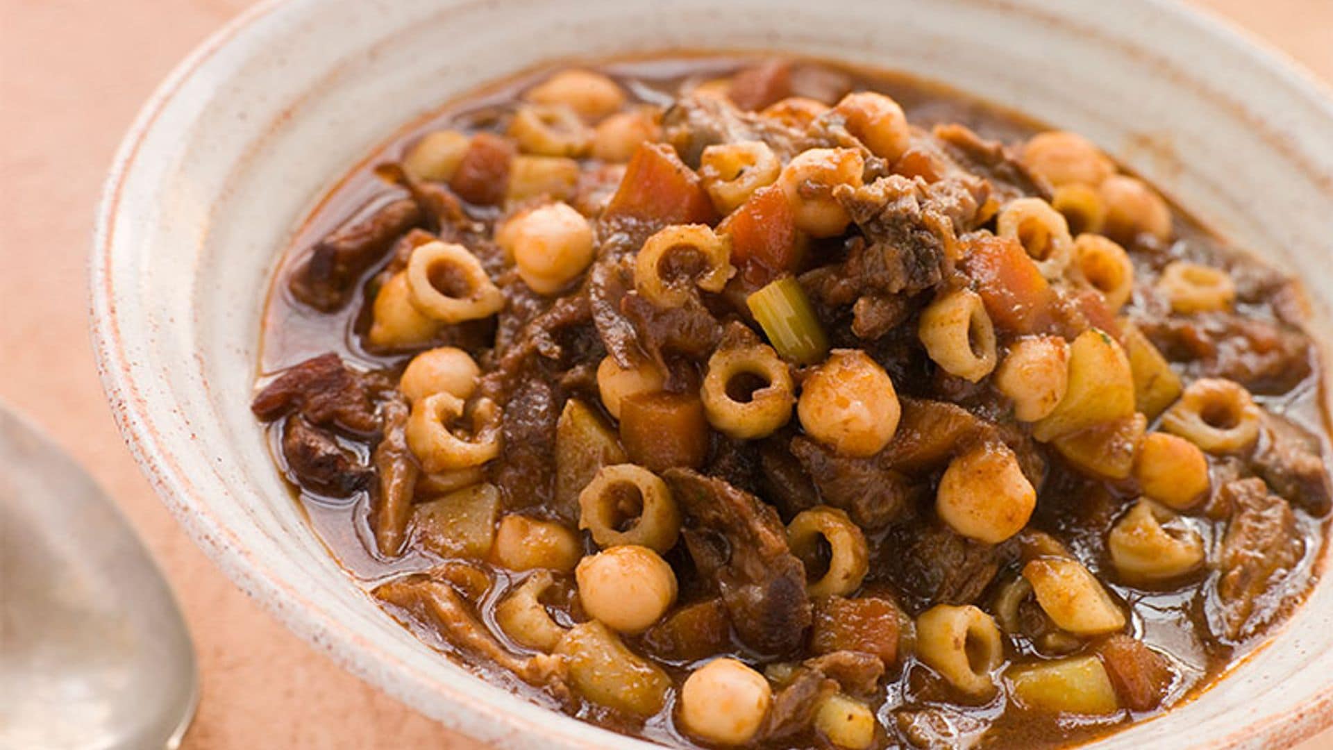Garbanzos con pasta y rabo de toro