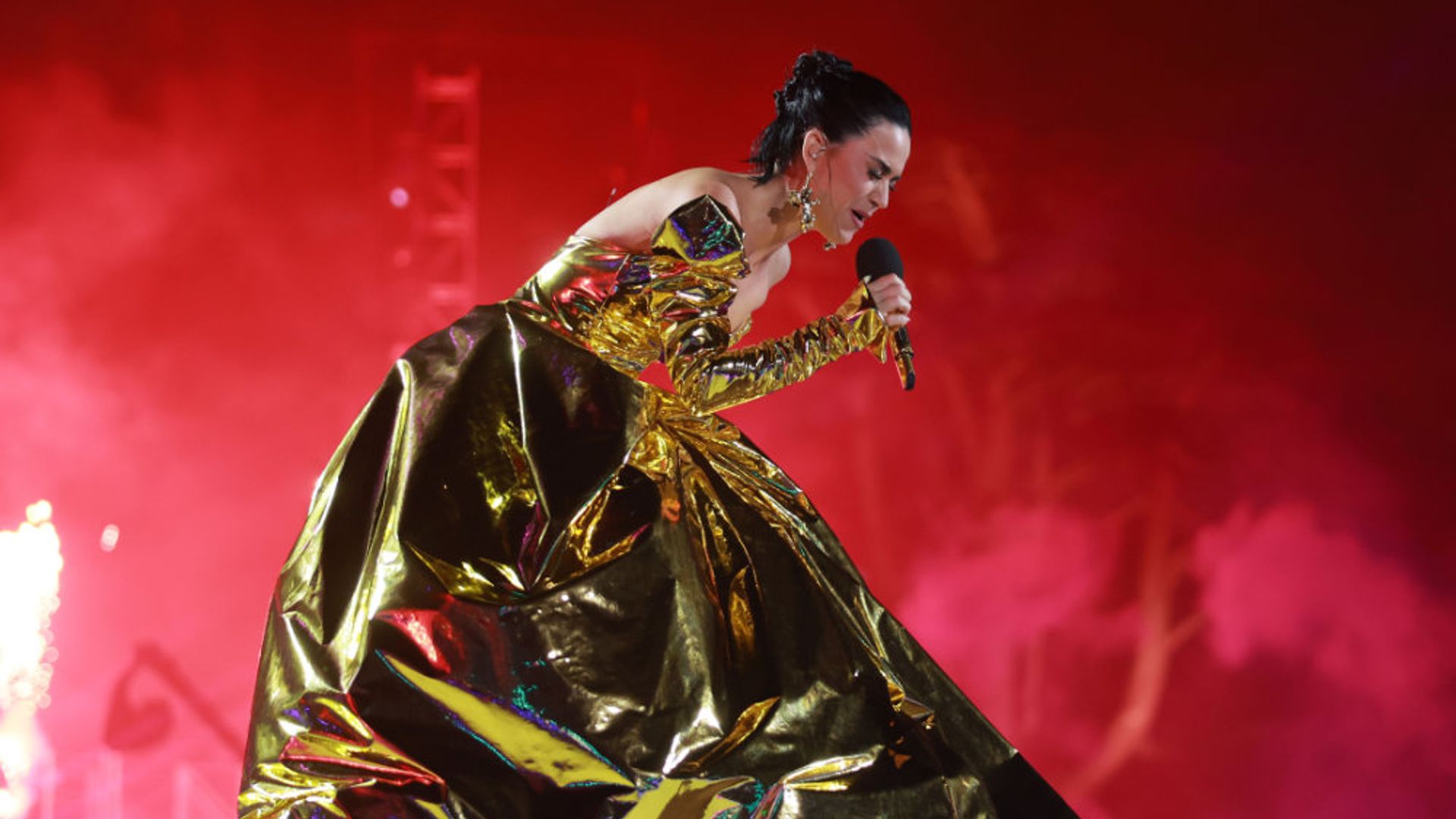 Katy Perry deslumbra con un impresionante vestido metalizado en el concierto por la coronación