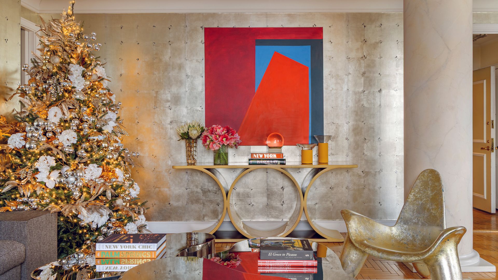MÁGICA NAVIDAD CON LA DISEÑADORA DE LAS ESTRELLAS CELIA KRITHARIOTI EN SU IMPRESIONANTE CASA DE NUEVA YORK, CON VISTAS A CENTRAL PARK