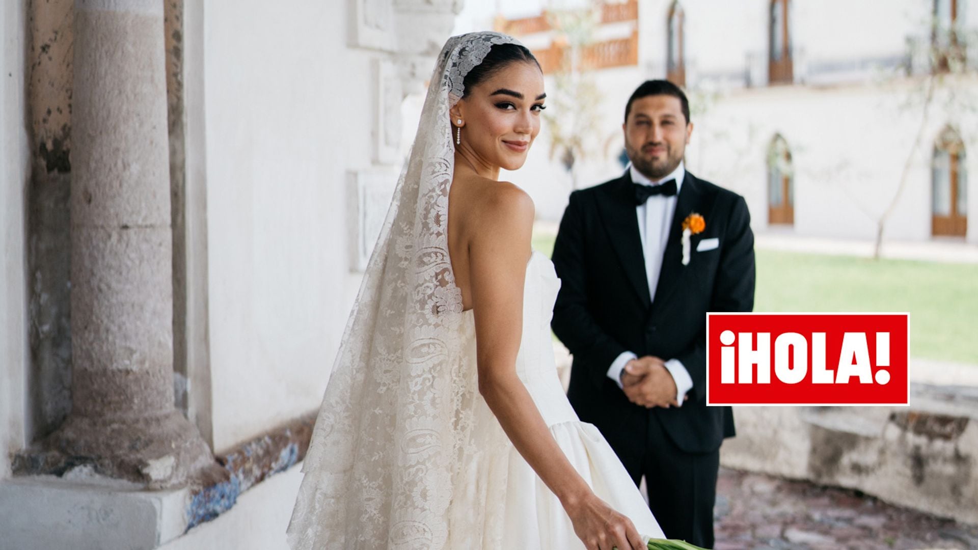 Ale Capetillo nos desvela los secretos de su look nupcial: mantilla española y un vestido de novia con corsé