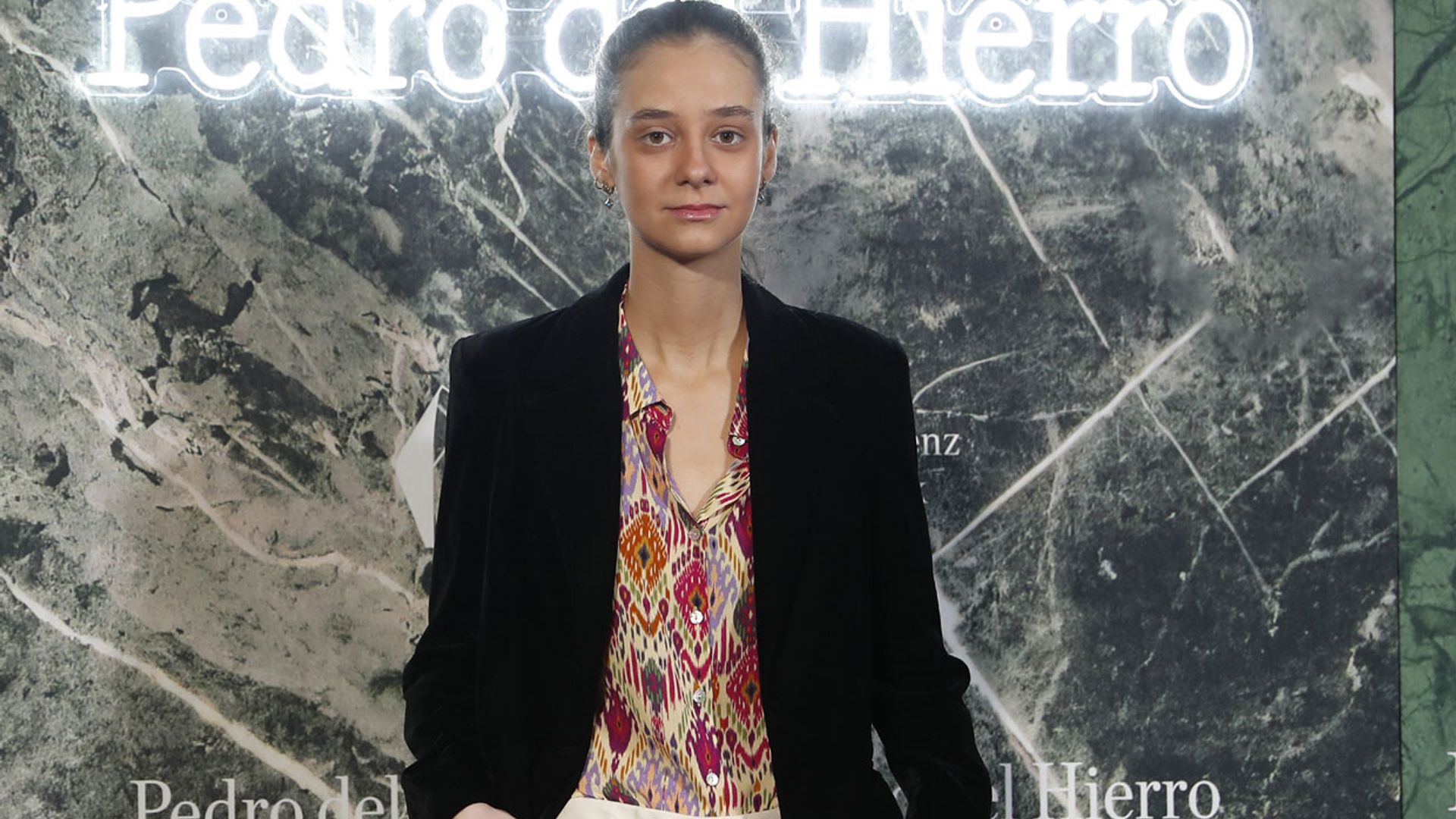 El regreso de Victoria de Marichalar a Madrid con un traje clásico y blusa 'hippy'