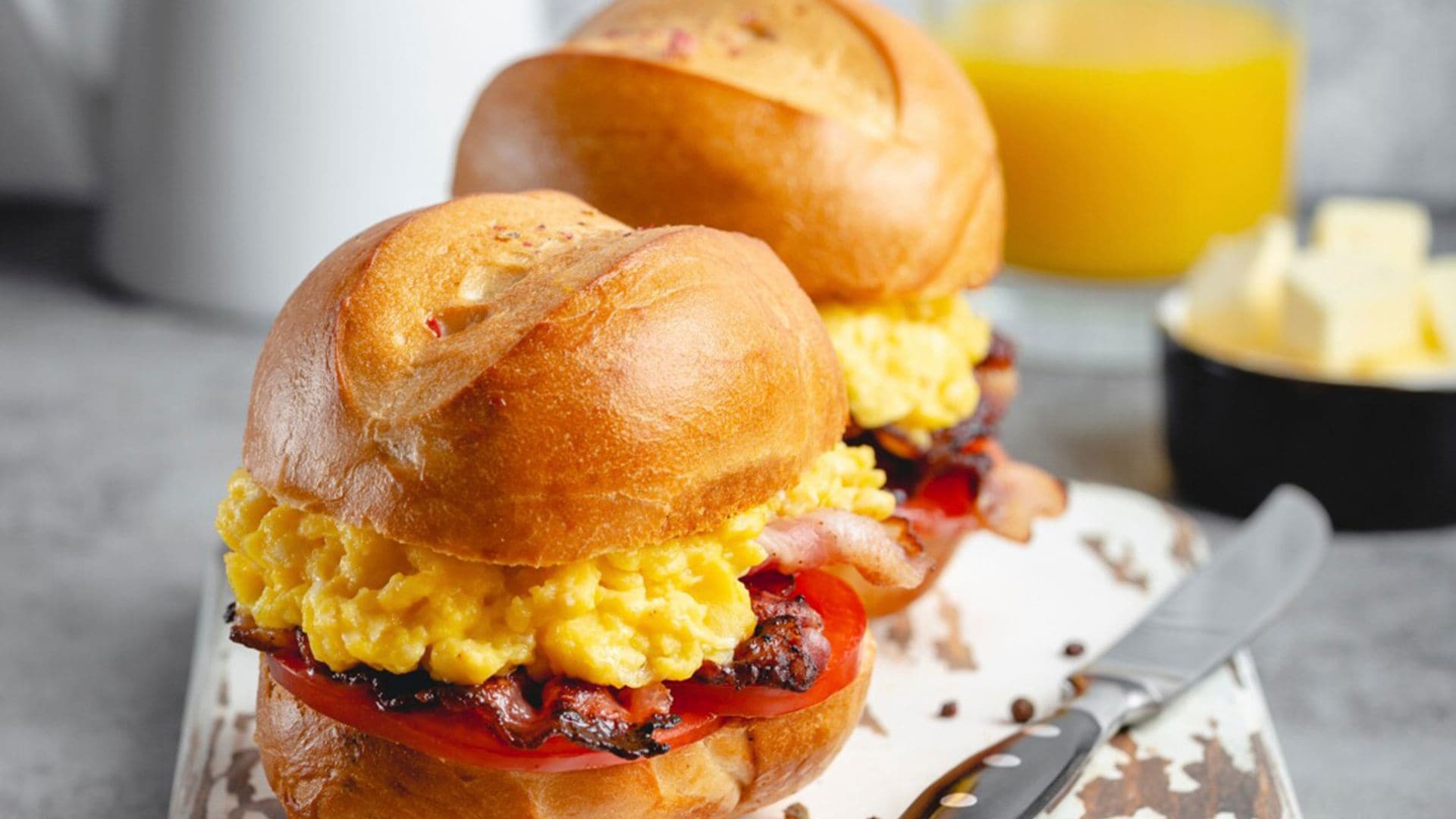 Mini bocatín con beicon y huevos revueltos