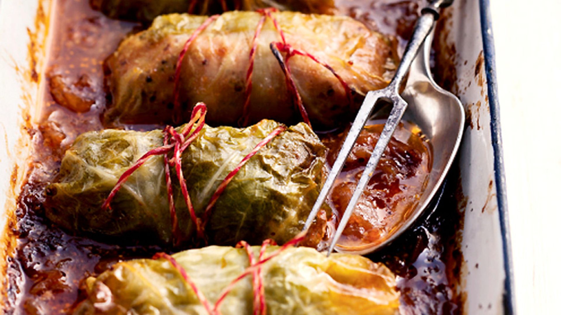 Paquetitos de verdura rellenos de carne con salsa de tomate