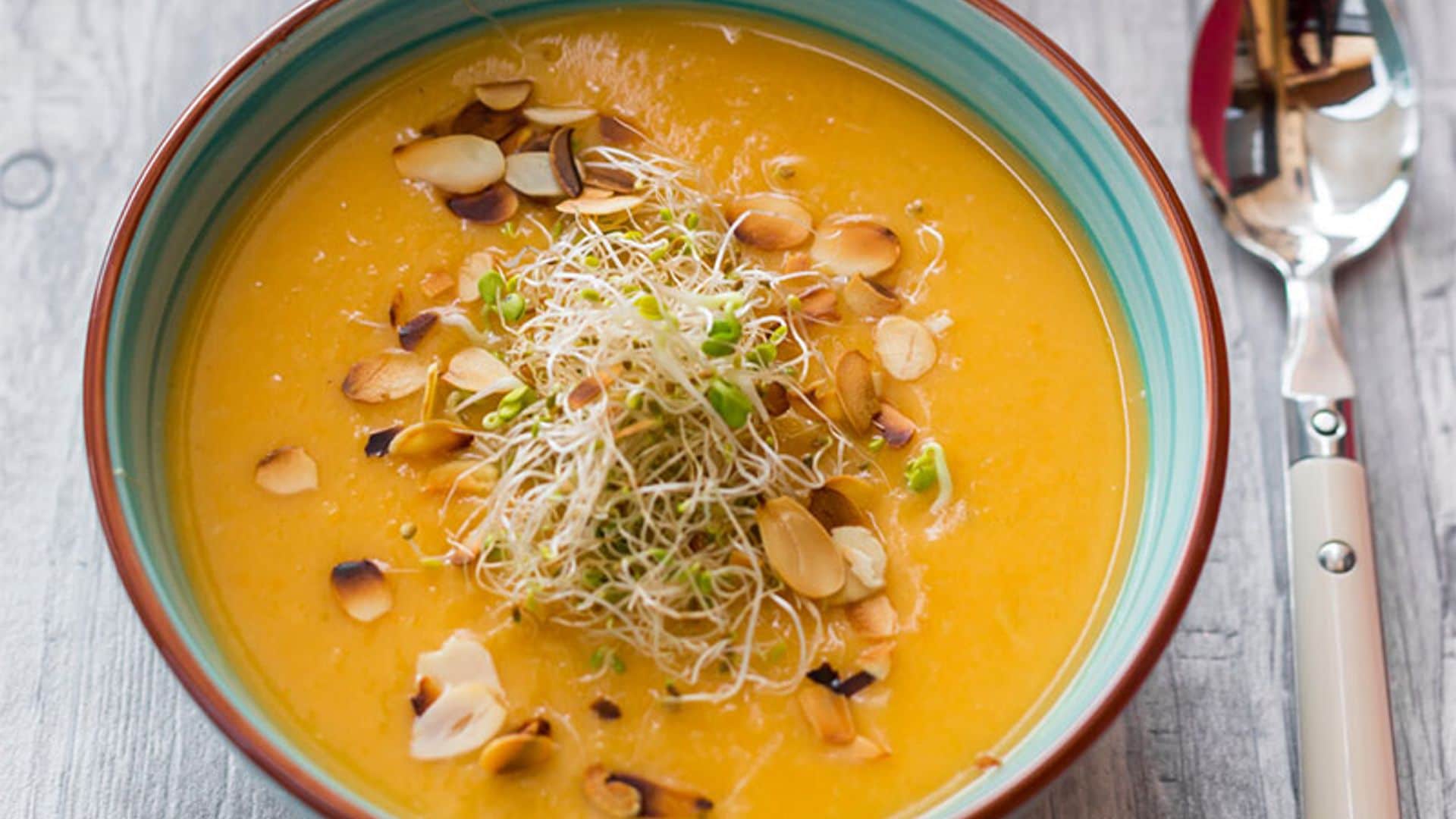 Crema de boniato y chirivía con jengibre y almendras