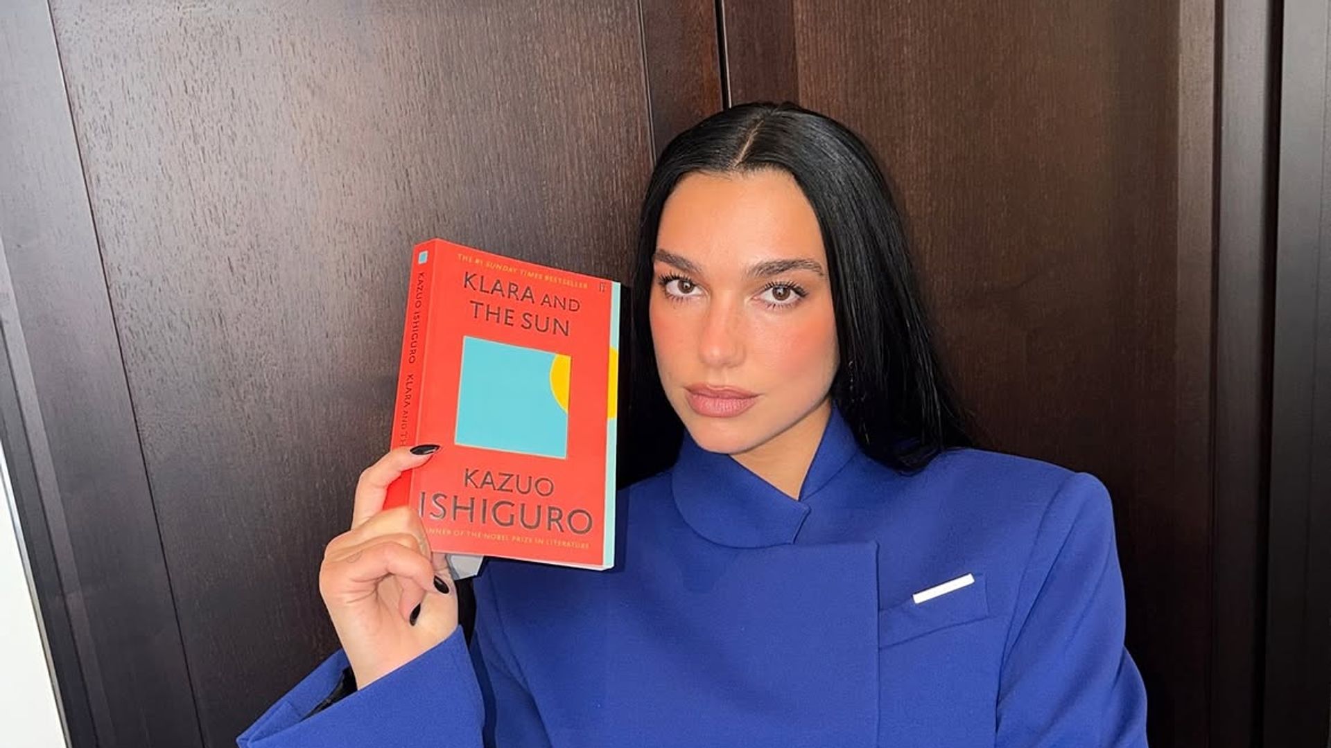 Dua Lipa tiene su propio club de lectura, Service95